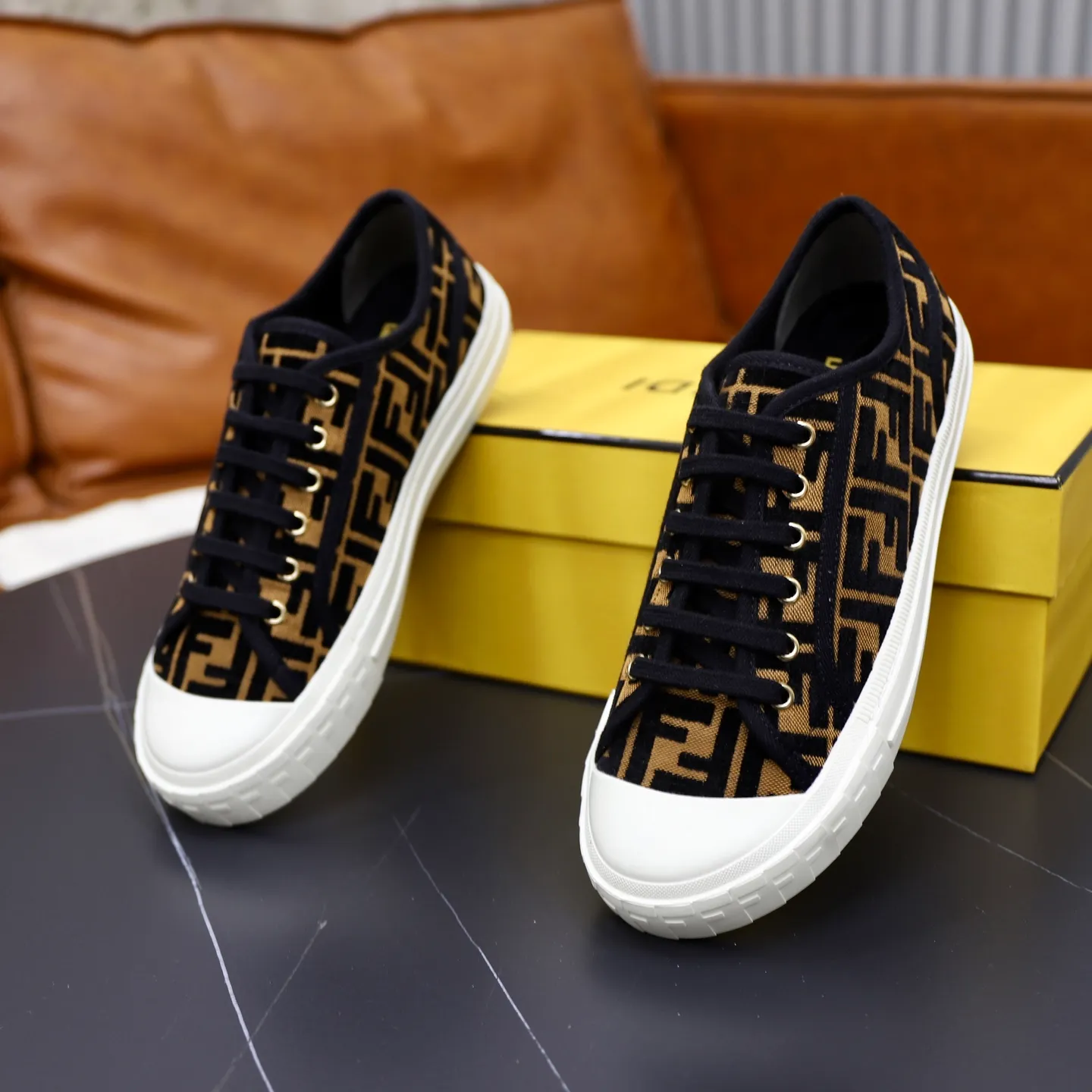 Factory price: 480 original order (couple model) Brand: FENDI Fendi 🙅‍♂️🙅‍♂️🙅‍♂️ Size: Female 35–40, Male 39-44 (45 can be customized) Grade: Official website genuine Material: Imported original LoGO fabric upper Original comfortable lining TPU wear-resistant lightweight outsole Style category: Loafers New trendy shoes Color: actual picture color